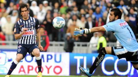 El guardameta de Gallos, Liborio Sánchez (d), será clave en el partido ante Trinidad y Tobago, mañana, en el Home Depot Center.
