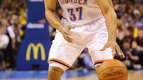 Derek Fisher debutó ayer con los Thunder de Oklahoma y jugó durante 19 minutos en los que anotó cinco puntos.