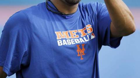 Johan Santana perdió ayer pero pudo lanzar seis entradas.