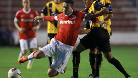 Luis Méndez (der.) le comete falta a Leandro Damiao (9) en un trámite del partido de ayer en el Estadio Siles Suazo de La Paz.
