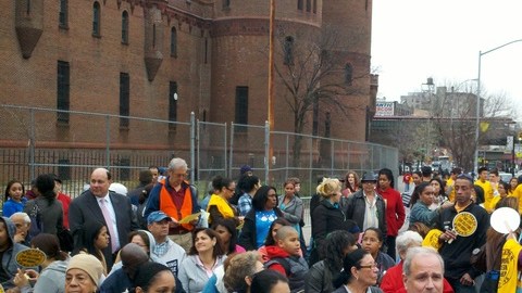 Una masiva vigilia se cumplió ayer frente al Kingsbridge Armory.
