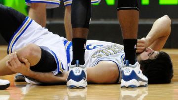 Ricky Rubio, de los Wolves, queda en el suelo al sufrir la lesión el 9 de marzo en un partido contra los Lakers de Los  Ángeles.