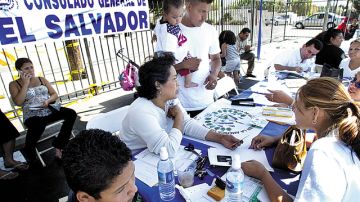 Activistas y trabajadores del Consulado de El Salvador ayudan a inmigrantes a llenar su reinscripción del TPS.