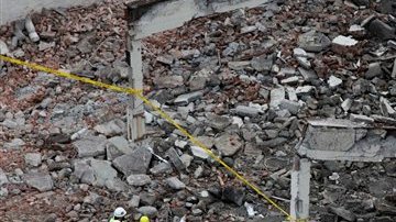 Las autoridades permanecen en el lugar de la tragegia intentando encontrar la causa del desplome.