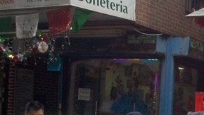 Exempleadas del restaurante Plaza Garibaldi en la 89-12 de la Avenida Roosevelt en Elmhurst junto a sus familiares exigen pago de salarios atrasados. Las mujeres dijeron que demandarán al dueño del restaurante si no son escuchadas.