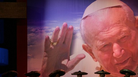 Mariachis, con una enorme figura de Juan Pablo II, honran al Pontífice en la Basílica de Guadalupe tras conocerse su muerte en 2005.