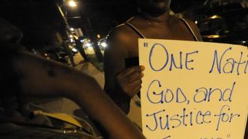 Vecinos protestan por la falta de resultados en la investigación de la muerte de Trayvon Martin, en Sanford.