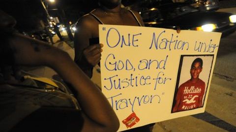 Vecinos protestan por la falta de resultados en la investigación de la muerte de Trayvon Martin, en Sanford.