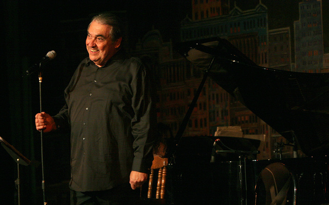 Alberto Cortez en su actuación previa en LA, en 2008.