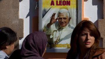 Religiosas llegan al Colegio Miraflores en la ciudad de León, donde el papa pernoctará este fin de semana.