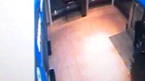 Foto tomada del video en el que se observa a un individuo derramando heces fecales y orina frente al banco.