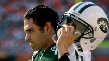 La adquisición de Tim Tebow crea dudas sobre la permanencia de Mark Sánchez (en la foto) como 'quarterback'  abridor de los Jets.