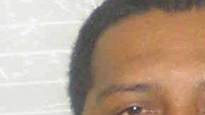 Luis Gónzalez fue descrito como de 40 años y por lo general lleva una gorra de béisbol de los Yankees, lentes oscuros y un bastón.