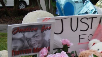 Se levantó un altar en la memoria  a Trayvon Martin fuera de la urbanización que visitaba cuando murió.