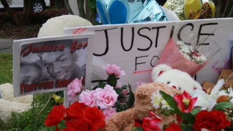 Se levantó un altar en la memoria  a Trayvon Martin fuera de la urbanización que visitaba cuando murió.
