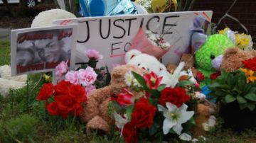 Se levantó un altar en la memoria  a Trayvon Martin fuera de la urbanización que visitaba cuando murió.