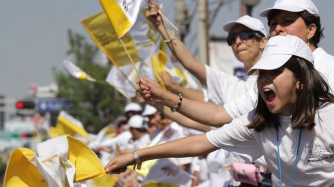 Valla de voluntarios para recibir al Papa.