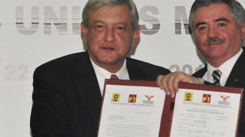 Andrés Manuel López Obrador (i) y el presidente del Instituto Federal Electoral (IFE), Leonardo Valdés Zurita (d), durante la entrega del registro de López Obrador como candidato a la presidencia de México.