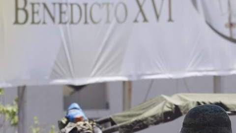 Soldados patrullan la zona central de  León, lugar que recorrerá el Papa a partir de hoy.