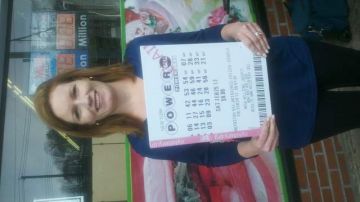 Tara Ramírez recibió ayer una millonaria cifra tras acertar en la lotería de Powerball el pasado mes.