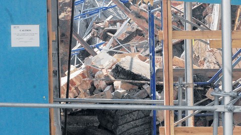 Parte de las ruinas del edificio en demolición que ayer se derrumbó y sepultó a tres trabajadores de los cuales uno murió. Investigadores de la ciudad acudieron a revisar parte del daño ocasionado tras el fatal accidente.
