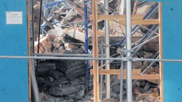 Parte de las ruinas del edificio en demolición que ayer se derrumbó y sepultó a tres trabajadores de los cuales uno murió. Investigadores de la ciudad acudieron a revisar parte del daño ocasionado tras el fatal accidente.