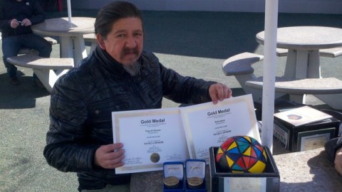 Héctor Fabián Ayala muestra las dos medallas de oro y dos pergaminos que ganó en la feria de inventos INPEX en Pensilvania.