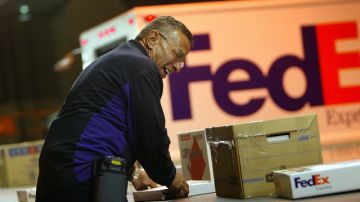 Un empleado empaca paquetes en un agencia de Federal Express en la ciudad de Nueva York.