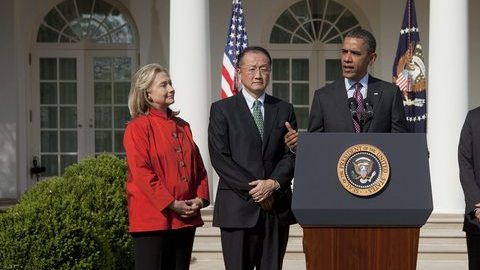 Obama  acompañado por la secretaria de Estado, Hillary Clinton, y el  de  Tesoro, Timothy Geithner, presenta a Jim Yong Kim.