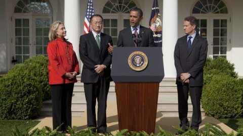 Obama acompañado por la secretaria de Estado, Hillary Clinton, y el de Tesoro, Timothy Geithner, presenta a Jim Yong Kim.