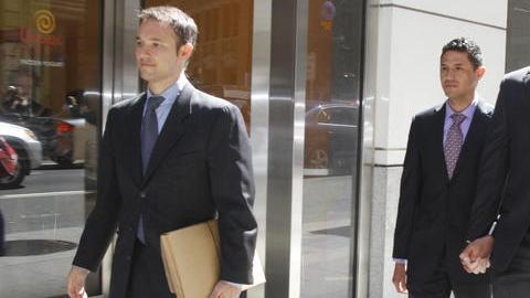 Lavi Soloway (i), abogado de Alfonso García (c) y su esposo, Brian Willingham (d), durante su visita a la corte de Inmigración en San Francisco, California.