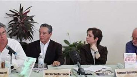 Desde la izquierda, Fernando González, Bernardo Barranco y Carmen Aristegui, durante la conferencia de prensa realizada hoy.
