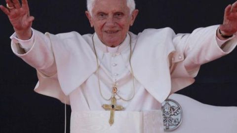 El papa Benedicto XVI saluda a su llegada al aeropuerto internacional del Bajío, a las afueras de la ciudad de Silao, México.