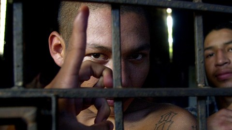 El gobierno salvadoreño mantiene detenidos a miles de pandilleros.