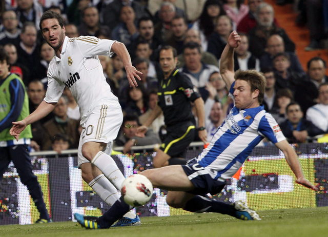 El delantero argentino Gonzalo Higuaín (i) marcó el primer gol del Real Madrid.