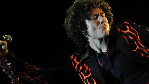 El español Enrique Bunbury debutó en el Vive Latino con un triunfo ante más de 70 mil personas.