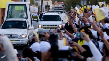Miles de fieles recibieron  con fervor la llegada del papa Benedicto XVI quien saludó desde el papamóvil durante el trayecto hasta el colegio Miraflores.