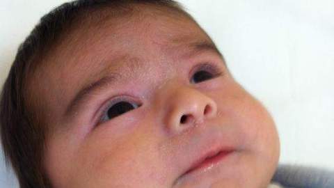 Este bebé hispano fue dejado tirado en la calle.