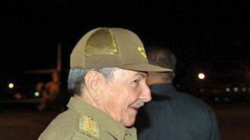 Raúl Castro (i), recibe a su homólogo de Venezuela, Hugo Chávez.