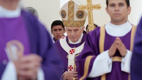 El Papa Benedicto XVI: "En estos momentos en que tantas familias se encuentran divididas o forzadas a la migración, cuando muchas padecen a causa de la pobreza, la corrupción, la violencia doméstica, el narcotráfico, la crisis de valores o la criminalidad, acudimos a María en busca de consuelo, fortaleza y esperanza".