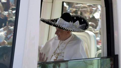 El Papa Benedicto XVI sonrió a la multitud que le esperaba para la misa.