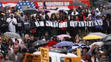En Washington, la capital estadounidense, cientos de personas se concentraron en la Plaza de la Libertad para pedir la detención de George Zimmerman.