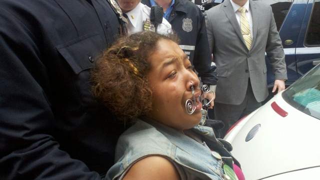 Esta joven, no identificada, fue una de las varias personas arrestadas ayer durante la protesta.