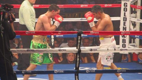 Danny García (izq.) se impuso a Erik Morales en Houston.