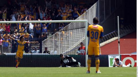 Lucas Lobos festeja luego de anotar el segundo gol de Tigres, el cual logró gracias a un pase de Damián Álvarez en CU.