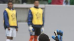 Alan Pulido (c) hace un disparo ante el portero José Mendoza, de Honduras