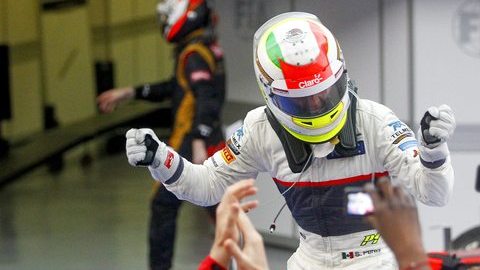Sergio 'Checo' Pérez, de la escudería Sauber, celebra su segundo puesto en el circuito de Sepang.
