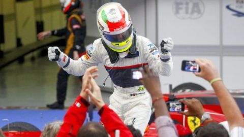 Sergio 'Checo' Pérez, de la escudería Sauber, celebra su segundo puesto en el circuito de Sepang.