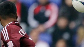 Dax McCarty (11) de los Red Bulls despeja un balón de su área ante un ataque ayer del Colorado Rapids, que se fue goleado por 4-1.