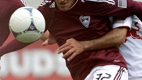 El mexicano Rafael Márquez (4) pelea por el balón con Tony Cascio, del Colorado Rapids, en partido de la jornada  3 de la MLS.
